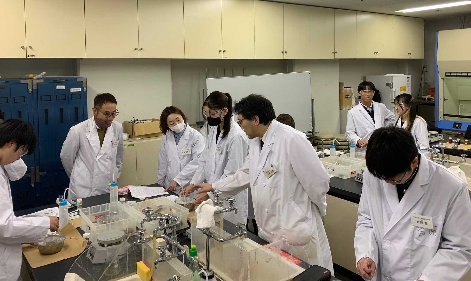 東京学芸大学附属高校の13名の生徒が参加し、『科学見学実習』を実施しました。 工学院大学 先進工学部 応用化学科 オリジナルページ